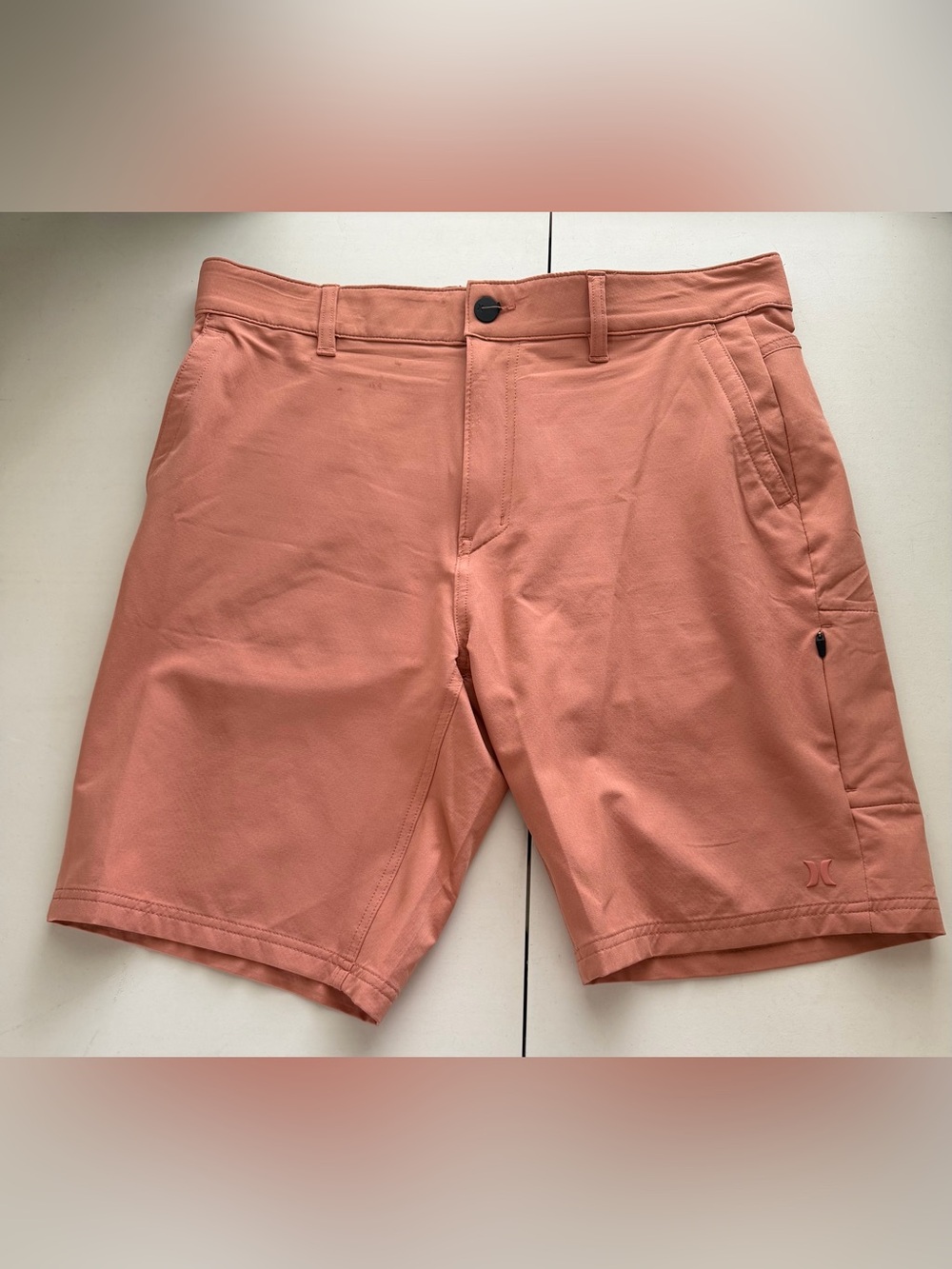 Hurley Performance Cargo Shorts Men 34/10 Sand Tan Stretch Zip Pockets Golf Logo